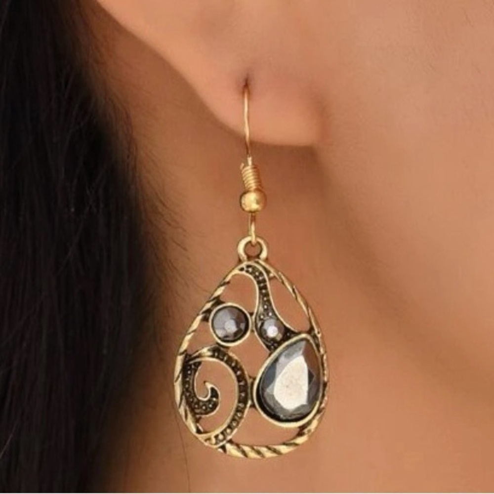 18k Gold Tone Gorgeous bejeweled earrings ✨​​​​​